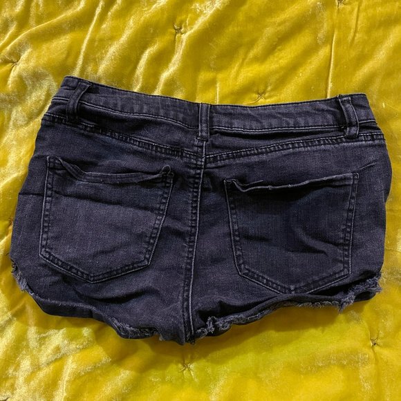 Distressed black Mid-rise summer Shorts - Picture 4 of 7